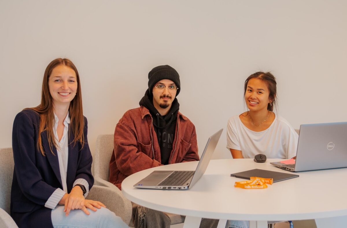 Uitzendkracht Hudhaifi Ali aan tafel met Lisa en Margo