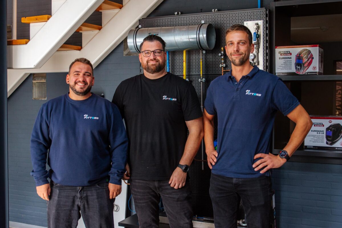 Bedrijfsleider Thierry Groven met sales engineer Robbe en werfverantwoordelijke Marco van Fitters, specialist in industriële leidingen in Hasselt