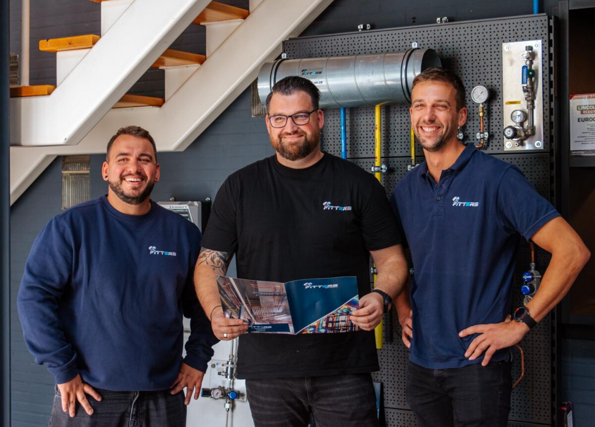 Bedrijfsleider Thierry Groven met sales engineer Robbe en werfverantwoordelijke Marco van Fitters, specialist in industriële leidingen in Hasselt