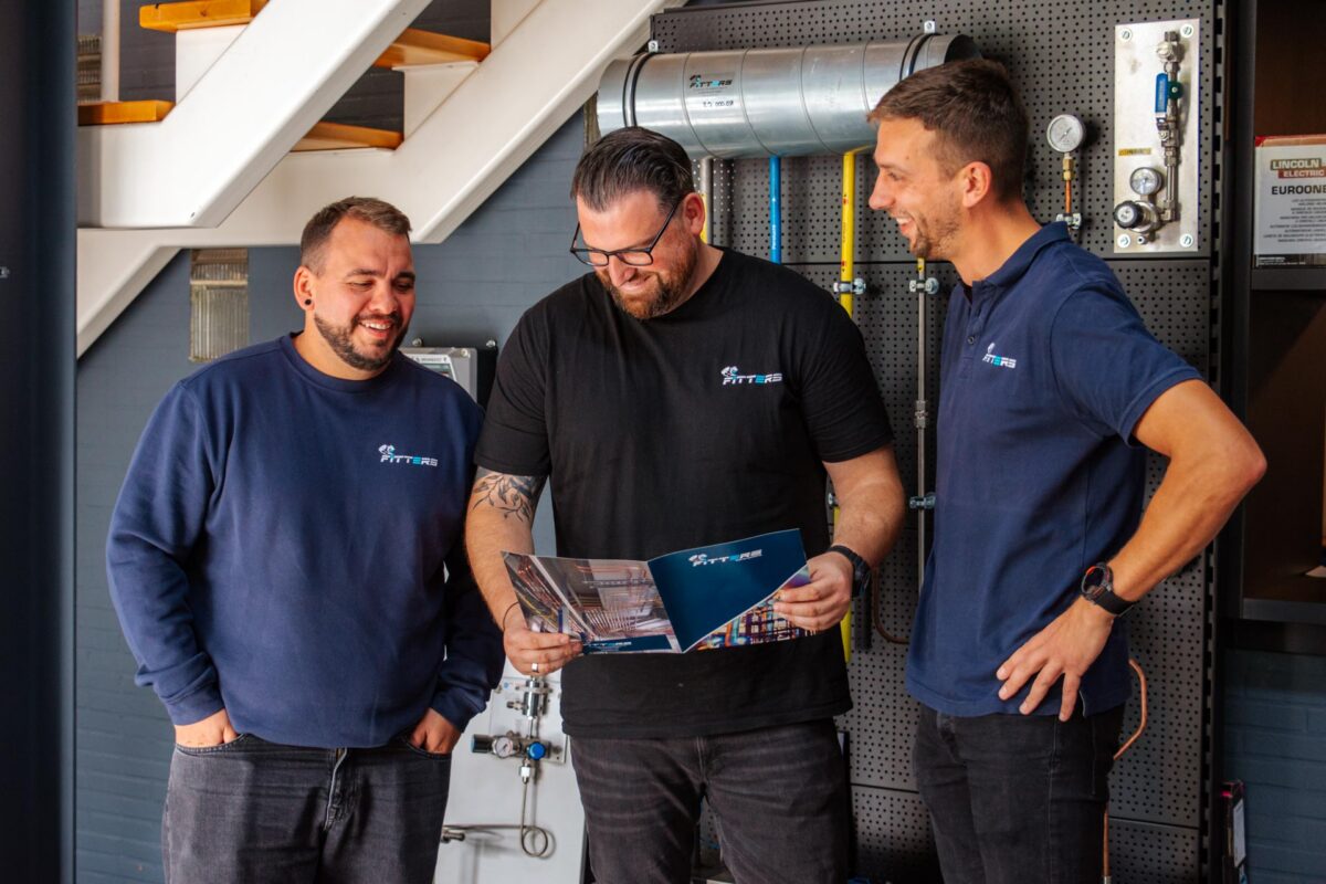 Bedrijfsleider Thierry Groven met sales engineer Robbe en werfverantwoordelijke Marco van Fitters, specialist in industriële leidingen in Hasselt